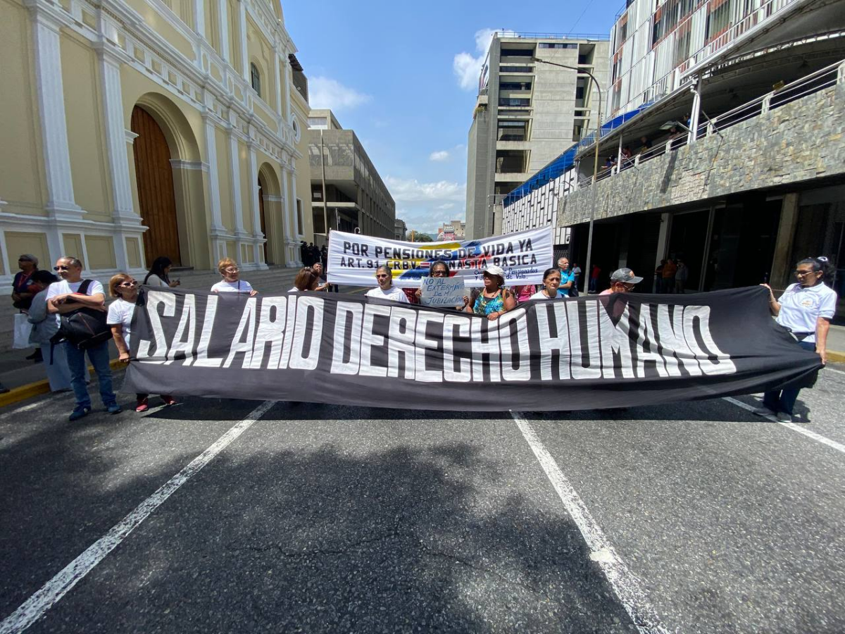 Docentes, trabajadores y jubilados marcharon al Ministerio de Educación para exigir salarios dignos