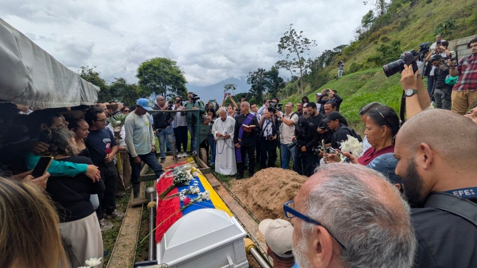 Entre homenajes y pedidos de justicia, sepultaron a Carmen Navas en el Cementerio del Este
