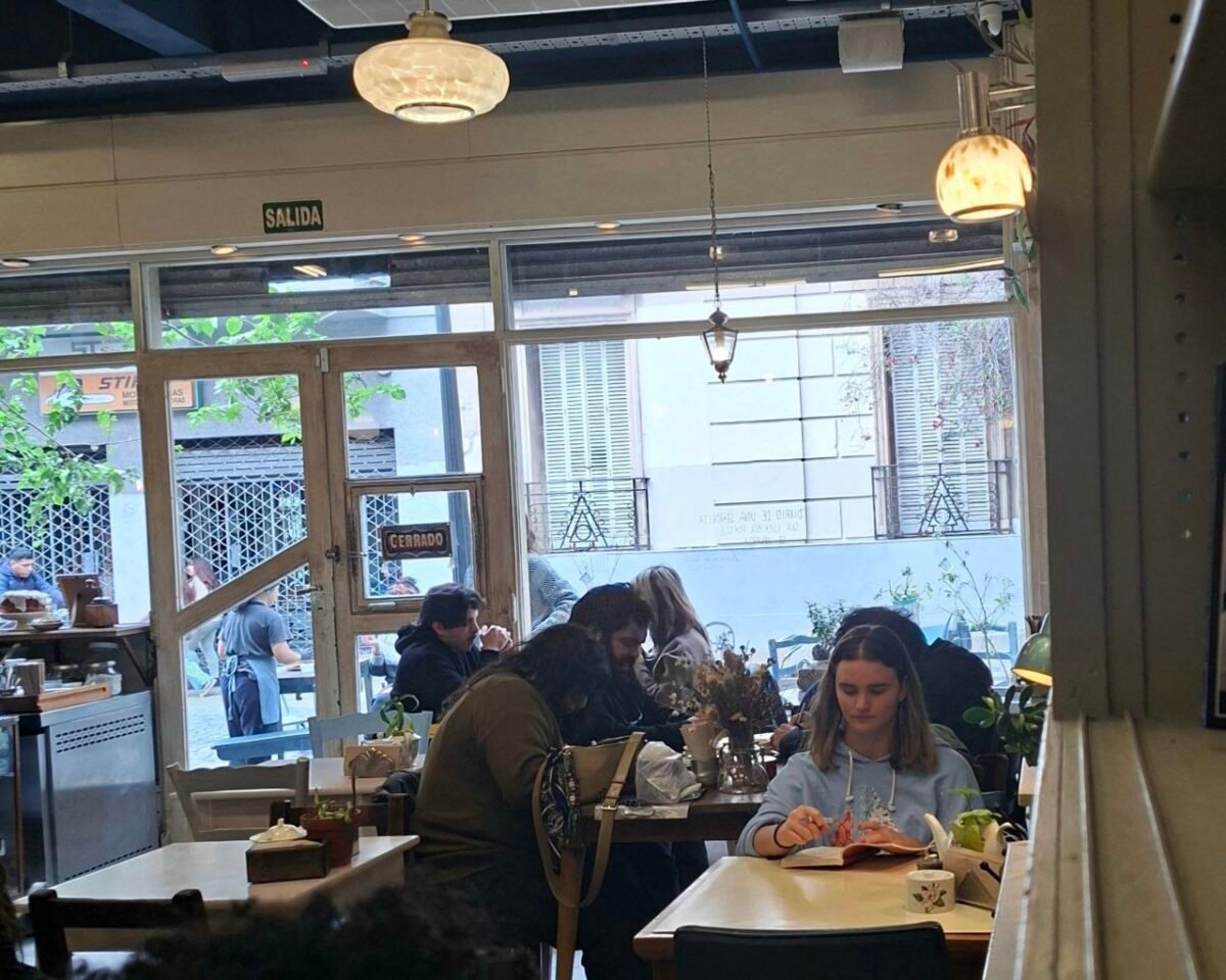Ifigenia: una cafetería que guarda la memoria de una migrante venezolana en Buenos Aires