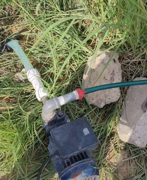 La gente pasa la noche en vela, esperando que llegue el agua para conectar las bombas