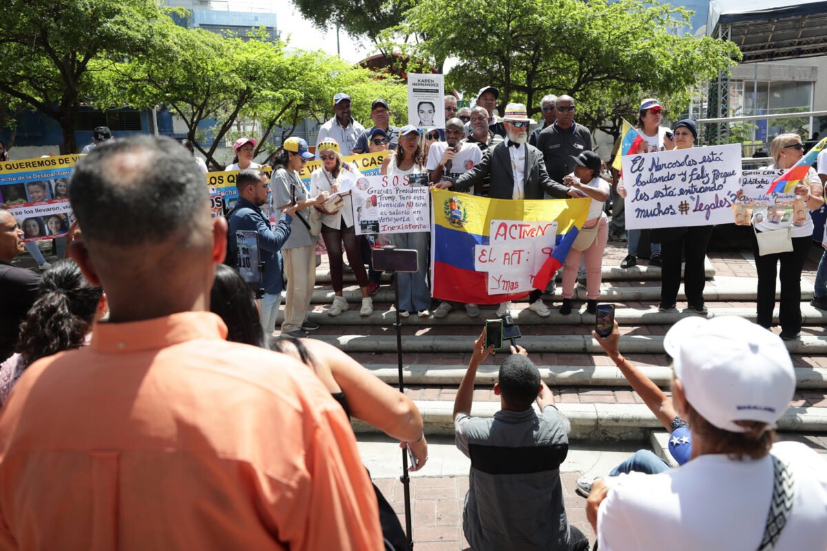 En imágenes: sindicalistas protestaron frente a la Embajada de Estados Unidos en Caracas