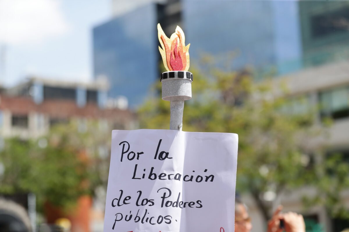 En imágenes: sindicalistas protestaron frente a la Embajada de Estados Unidos en Caracas