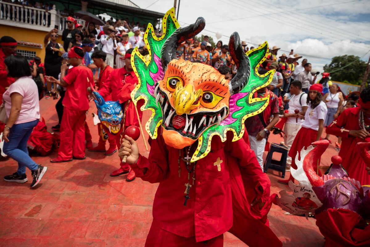 En imágenes: los Diablos Danzantes de Yare mantienen viva una tradición de 277 años pese a la migración