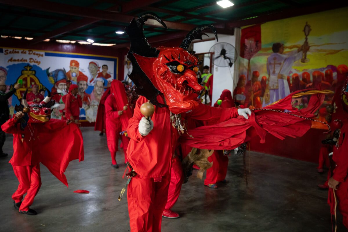 En imágenes: los Diablos Danzantes de Yare mantienen viva una tradición de 277 años pese a la migración