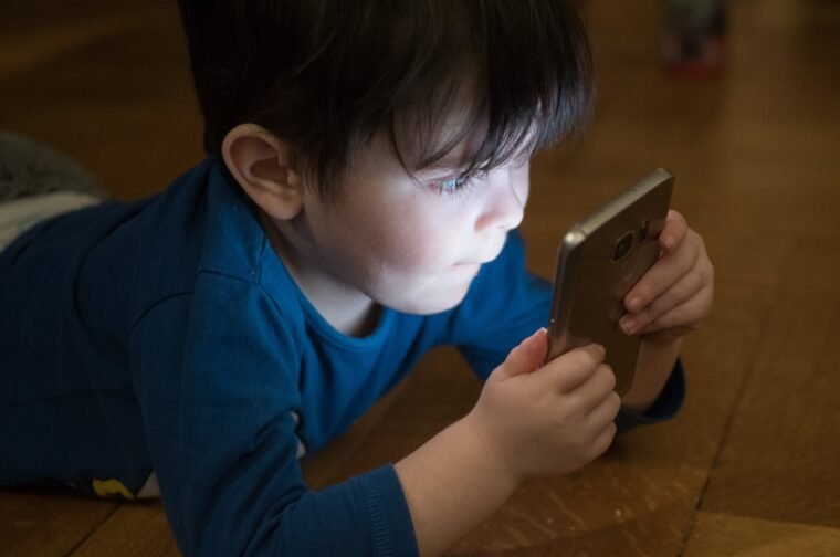 La obesidad infantil y su relación con el tiempo que pasan los niños frente a las pantallas