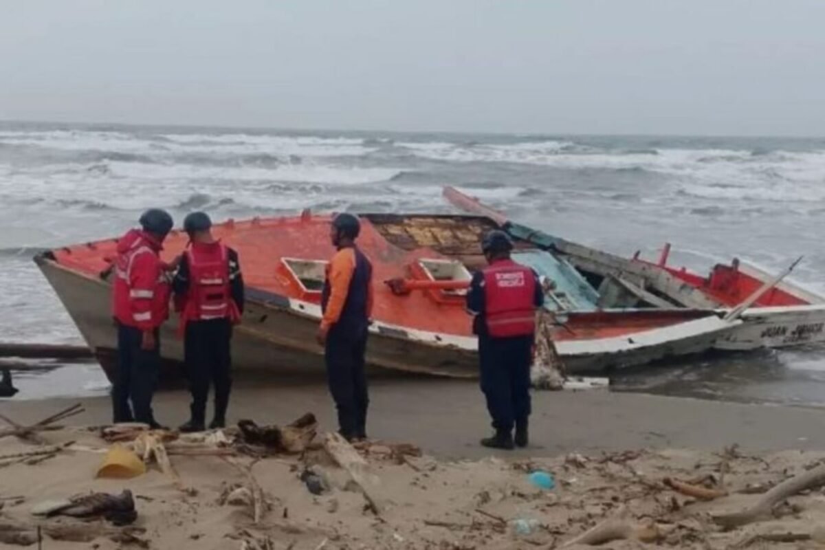 Autoridades buscan a tres pescadores desaparecidos tras el naufragio de una embarcación en Falcón