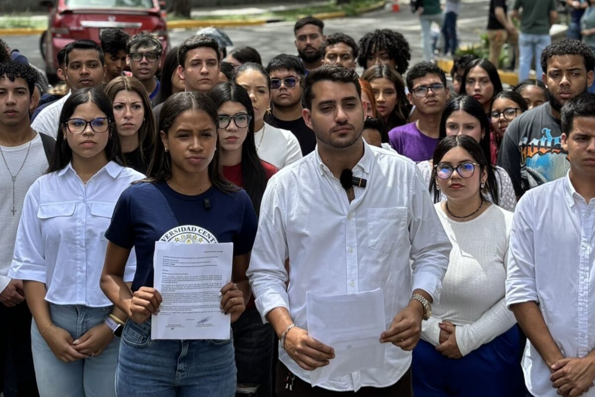 Estudiantes de la UCV protestaron contra la reprogramación de elecciones profesorales y estudiantiles