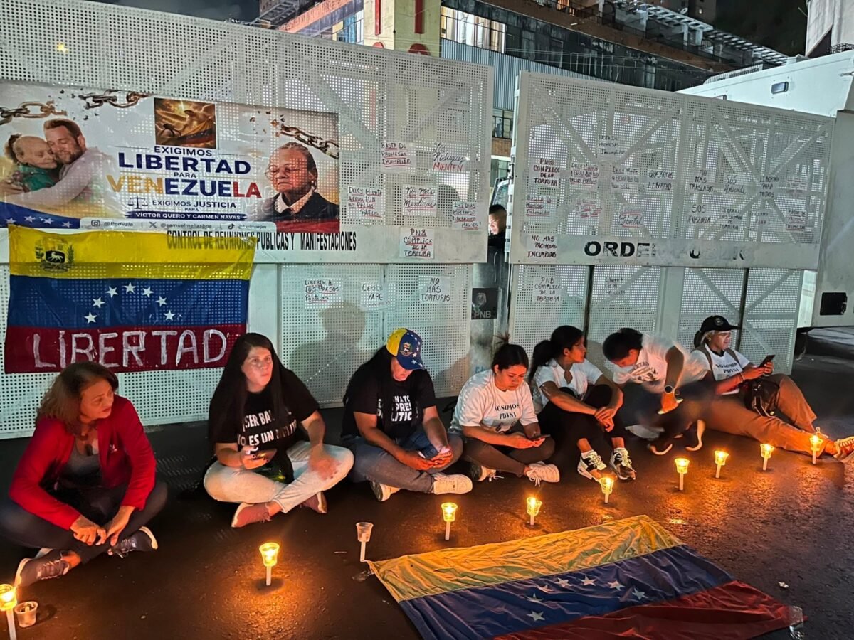 Vigilia y protesta en El Helicoide: familiares exigen conocer el paradero de presos políticos