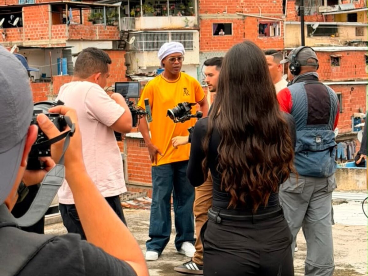 La visita de Ronaldinho a Petare: así fue su recorrido por La Agricultura previo a su partido de exhibición