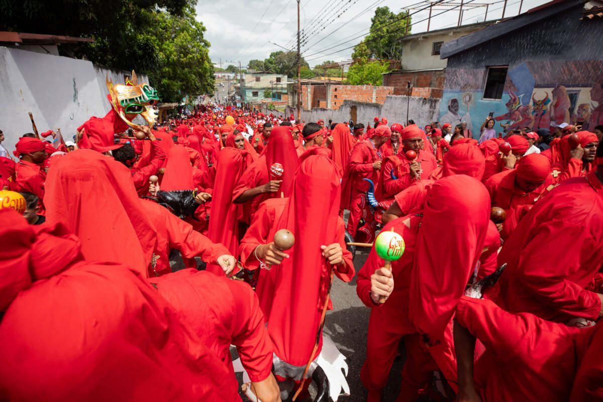 En imágenes: los Diablos Danzantes de Yare mantienen viva una tradición de 277 años pese a la migración