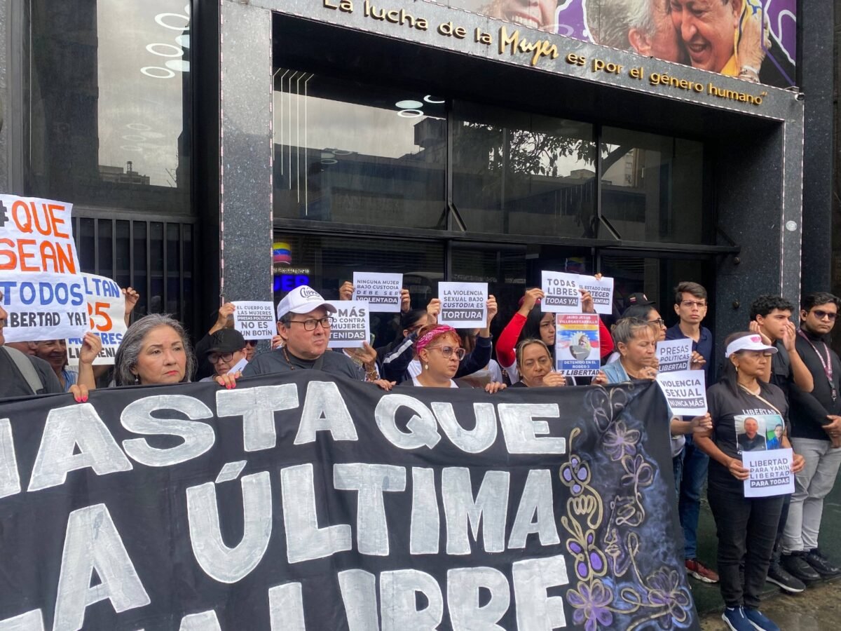 Familiares de presas políticas protestaron frente al Ministerio de la Mujer en Caracas