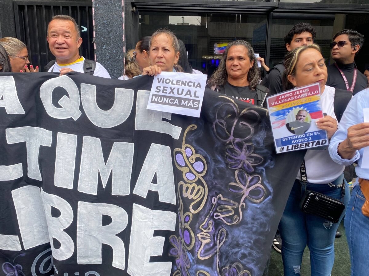 Familiares de presas políticas protestaron frente al Ministerio de la Mujer en Caracas